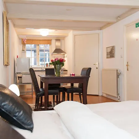 City Studios Bed & Breakfast 3*